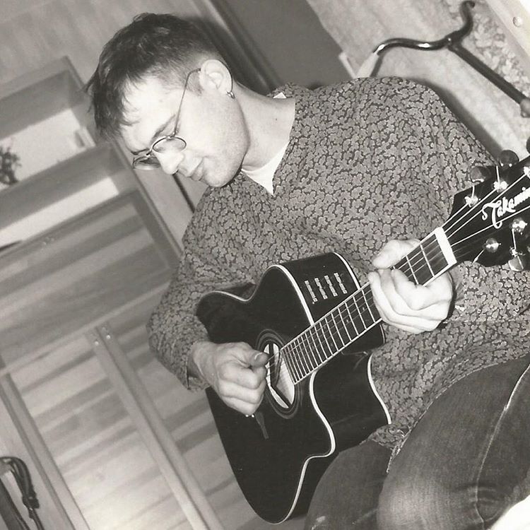 Thierry à la guitare